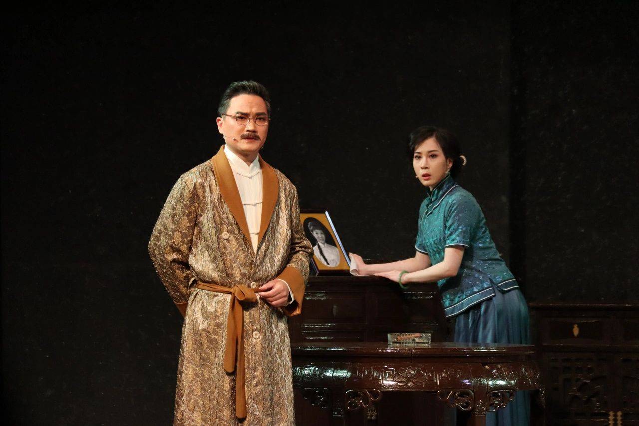 私通继母,诱骗亲妹!《雷雨》中的周萍再一次重复了他父亲的命运