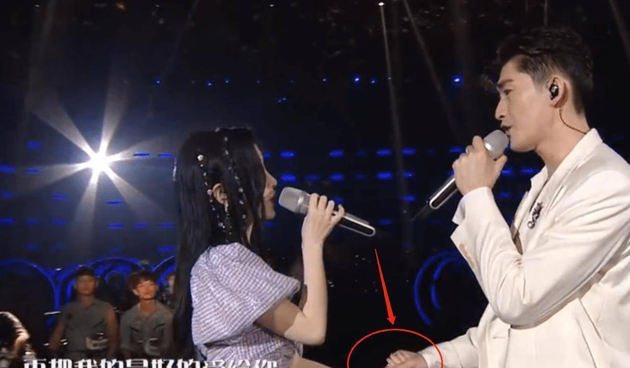 原创张翰鞠婧祎同台合唱俊男美女cp感超足我却注意张翰最后的举动