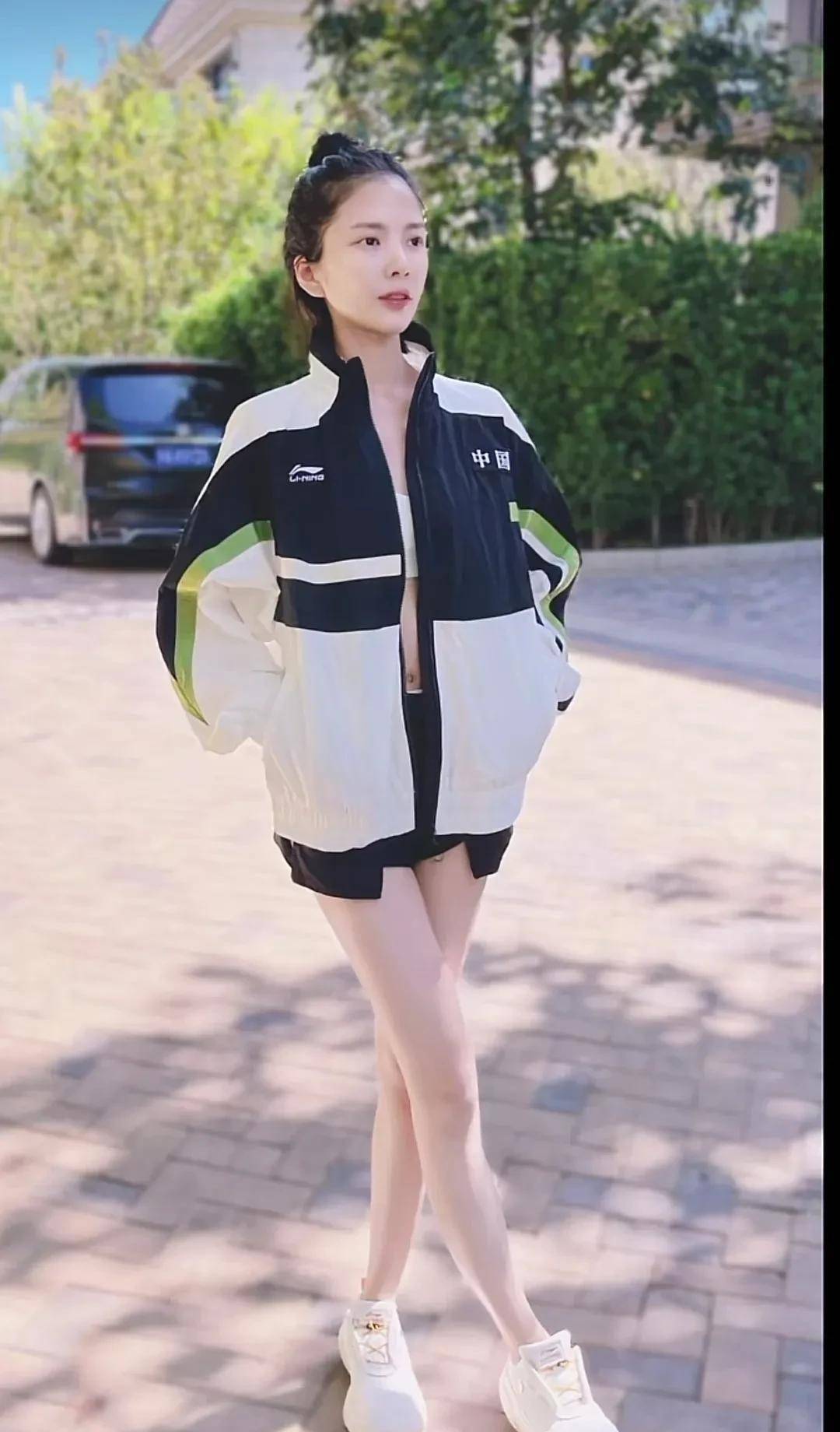 在身材方面王灿也绝对不输女明星,一双大长腿又细又长特别吸睛,终于