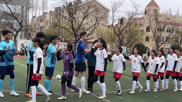 青岛西海岸新区育才小学举办足球中外友好交流活动___