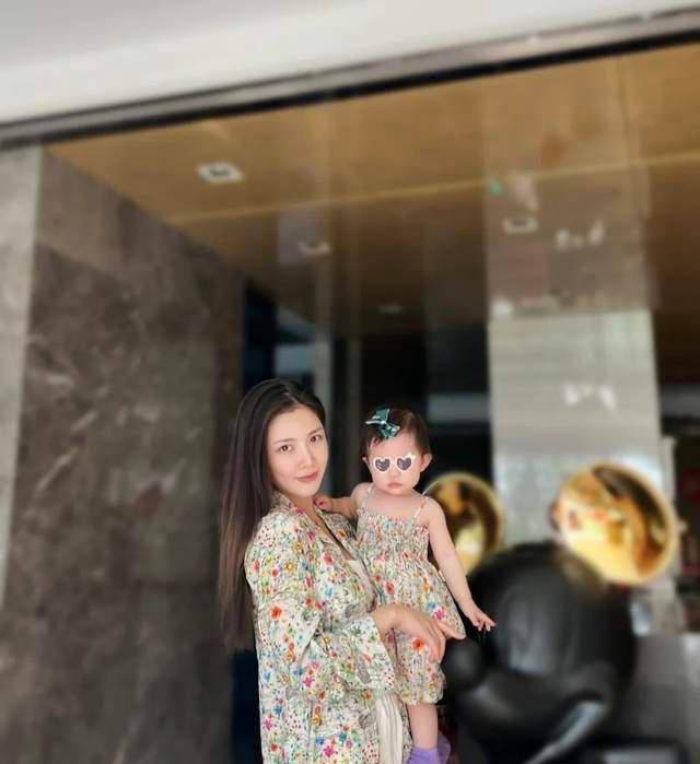 杜淳老婆王灿社媒晒儿童节打卡视频抱孩子穿母女装笑容很温暖