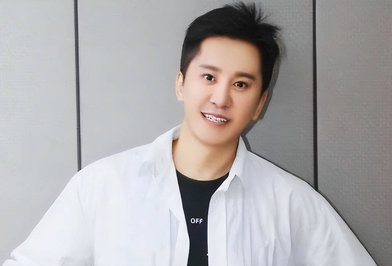 情歌王子毛宁跑商演换钱紧搂富婆美女曾8次上春晚却被捕入狱