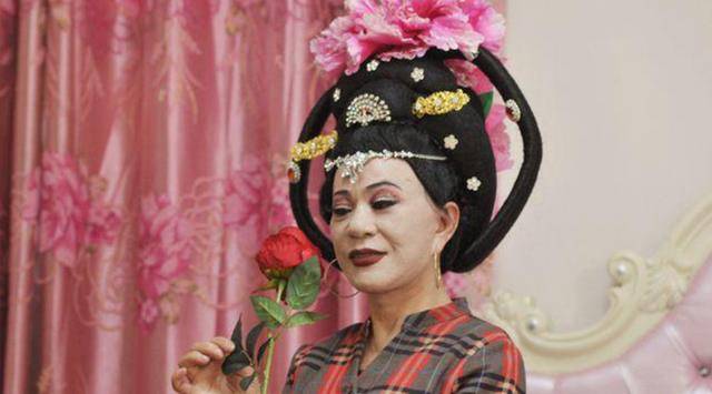 形式,例如著名的京剧表演大师梅兰芳,胡文阁等都是有经典的反串形象