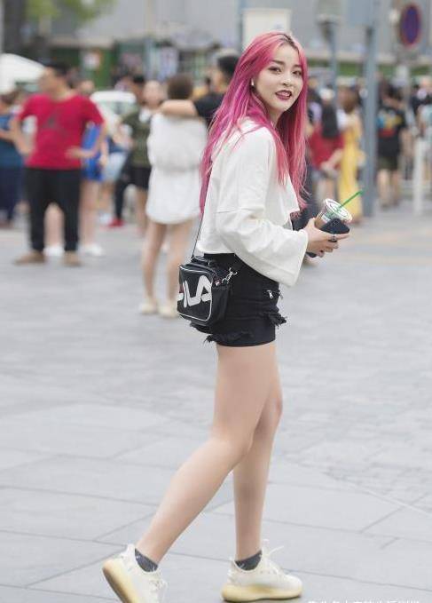 短款白色卫衣搭配牛仔短裤,青春靓丽,甜美可爱_姐姐_颜色_风格