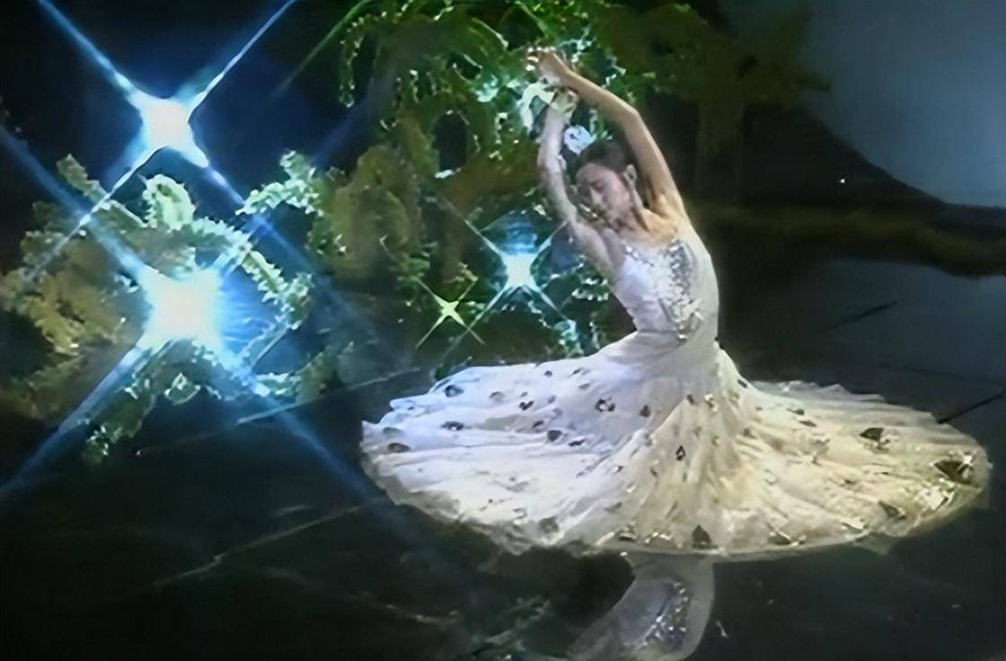 全国广场舞赛道没想到超越凤凰传奇的竟是杨丽萍