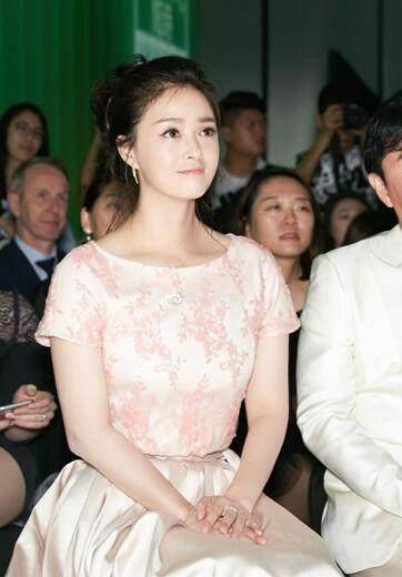 原创樊胜美逆袭蒋欣出席活动气场全开这套衣服惊艳全场