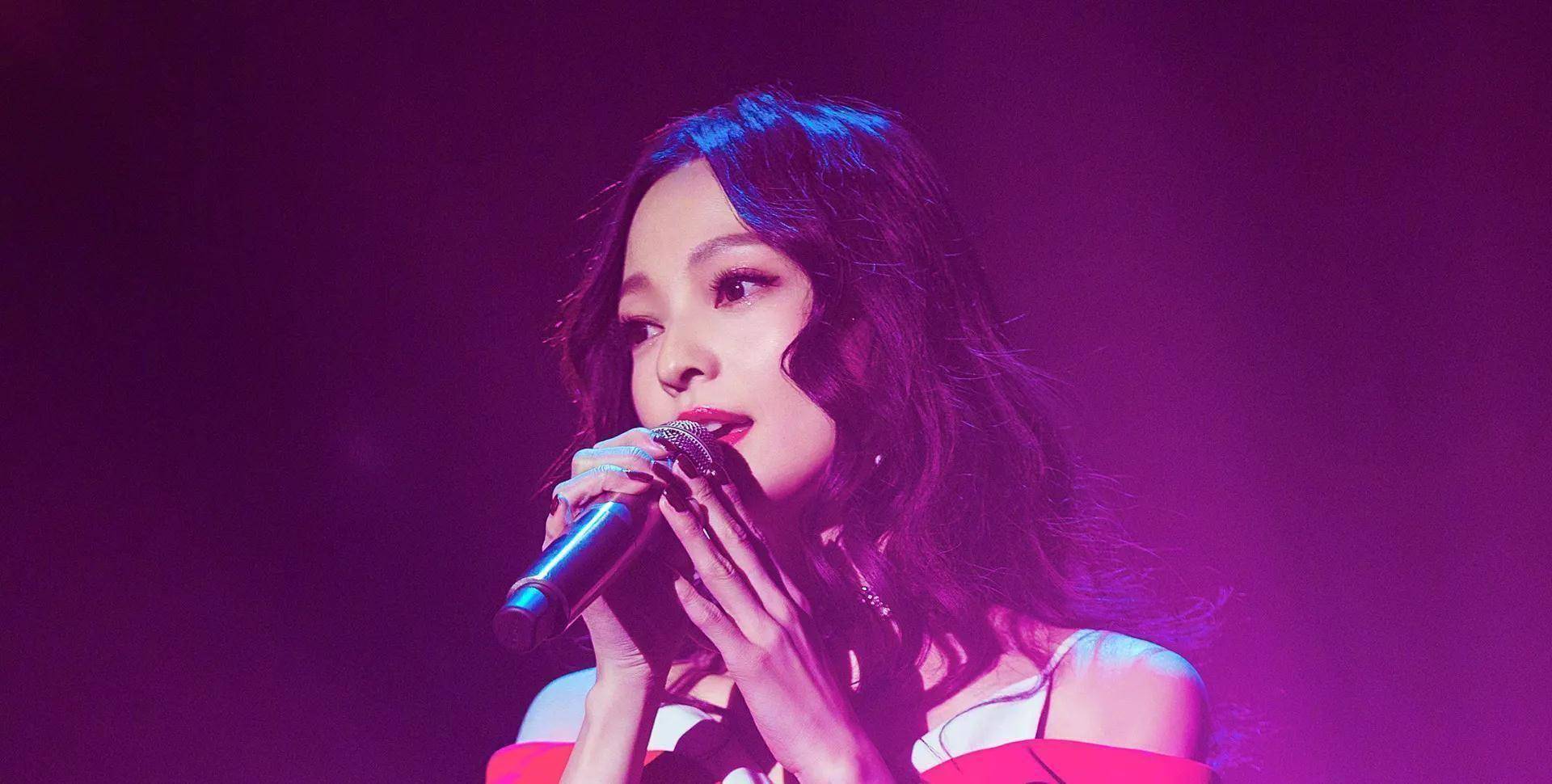 原创冯小刚姐姐李保田儿子张韶涵母亲他们身后的家人怎样了