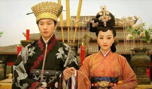 耶律洪赐萧皇后白绫命她自缢,还扒了她的衣服,扔在萧家门口_耶律洪基