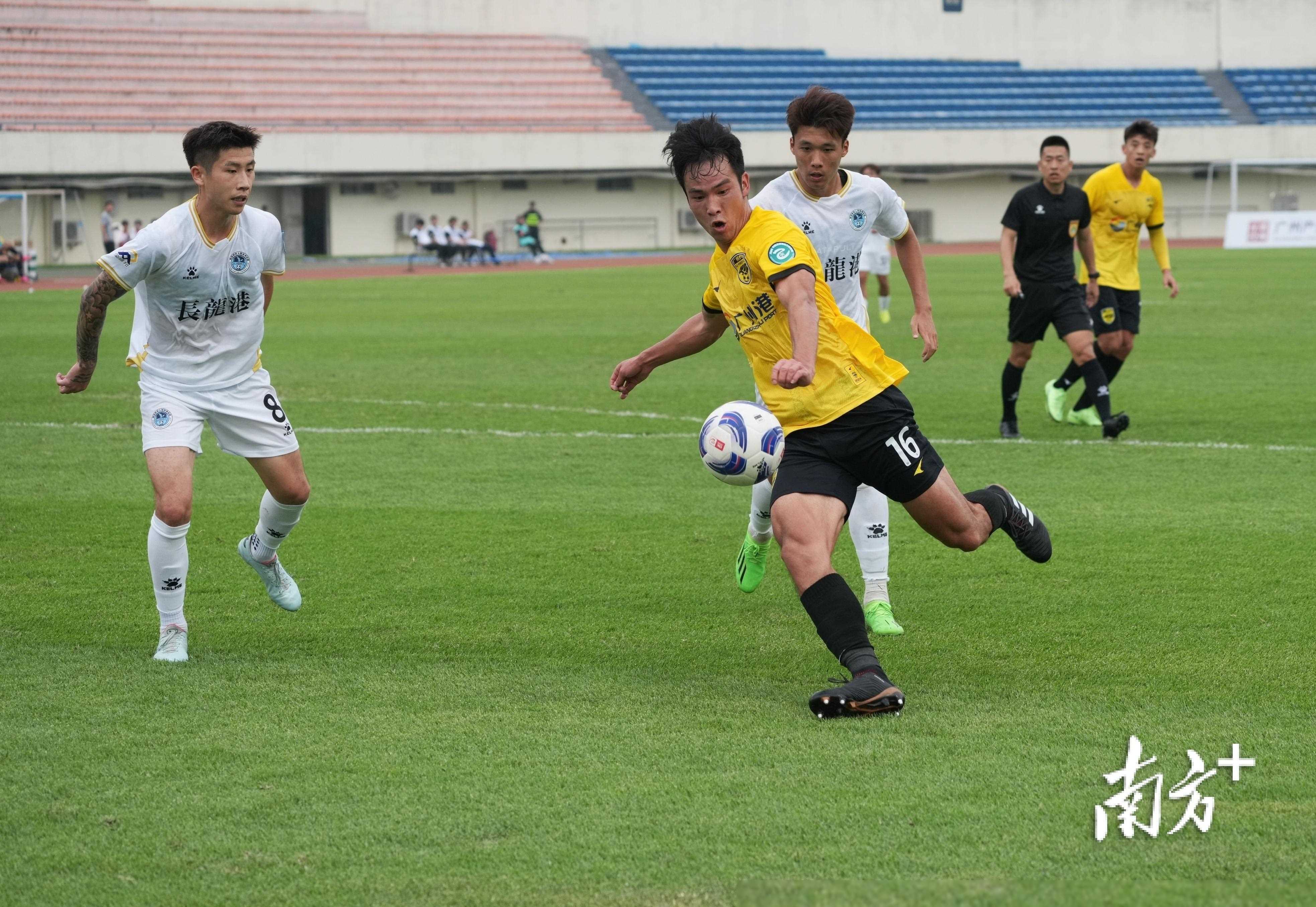 原创夏达龙三度破门广州豹四连胜赢取广东德比之战