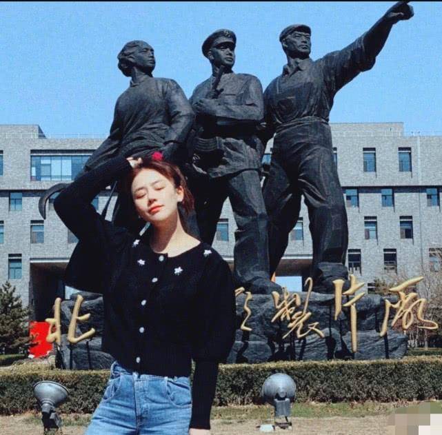 3月30日,马思纯在社交媒体中更新动态,配文说道:那就是标准的游客照吧