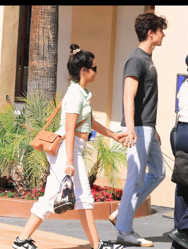 堕落成这样她的恋爱脑该治治了