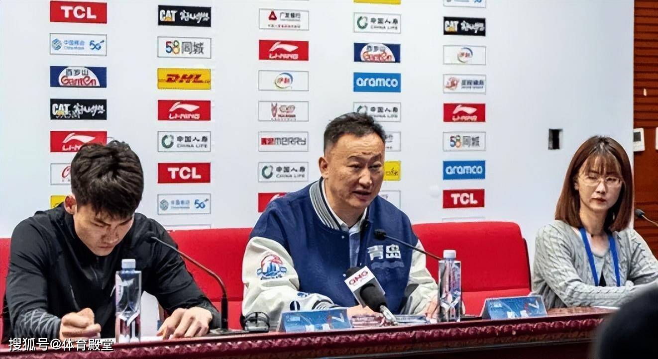 输的憋屈!青岛主帅赛后发火,但是球迷觉得问题在他自己
