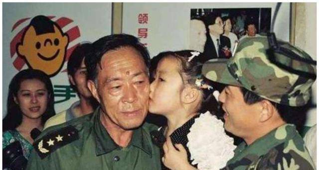 98年,中将抗洪现场偶遇儿子,批评到:我脱了三层皮,你还没我黑_洪水