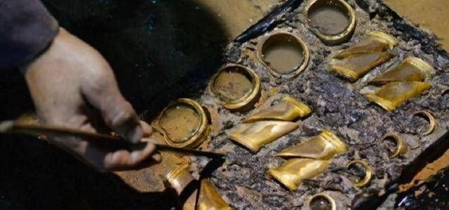 农民砍柴时发现藏金洞从中搬出一车黄金去银行换钱却当场被抓