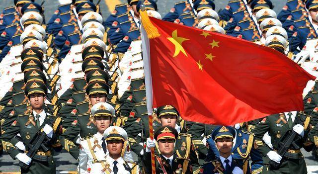 阅兵仪式上,一名中国士兵的失误,却赢得全世界的赞叹