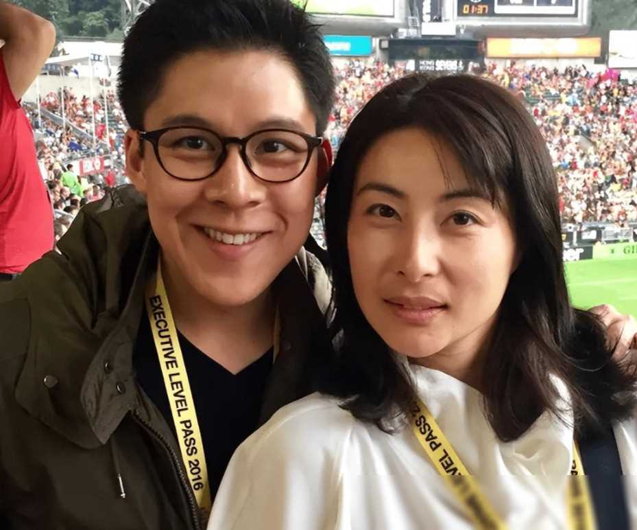 原创霍家清明扫墓都穿运动服霍中曦身高惊人个头已到妈妈肩膀