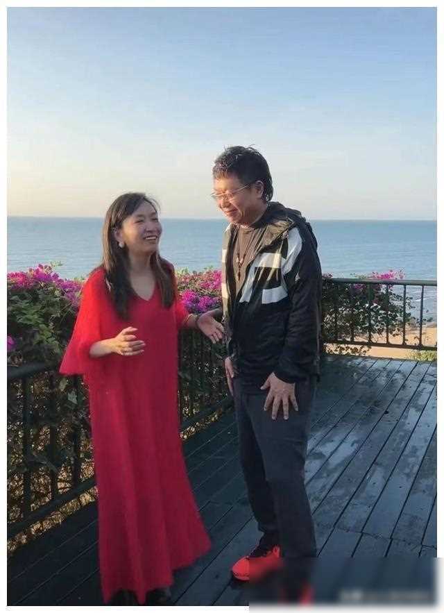 原创知名女主持与王为念海南豪华度假意外曝光二胎疑云
