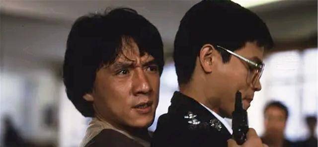 《龙兄虎弟》影片剧情诙谐,老友间插科打诨,有着强烈的喜剧色彩,故事