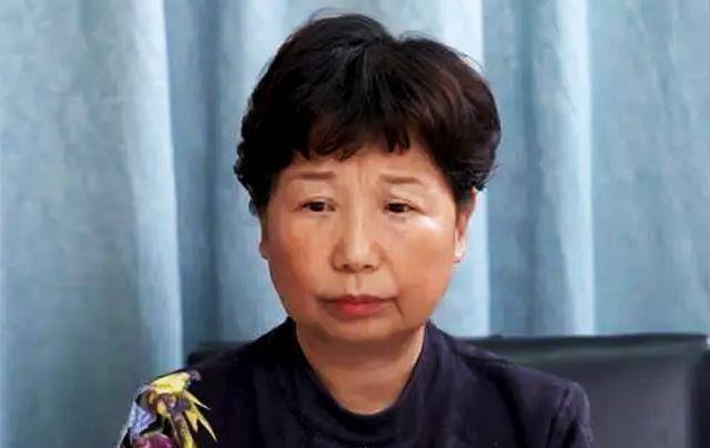 杜新枝首次直播泣诉从前郭威从小就很受宠担心他到姚家过不好