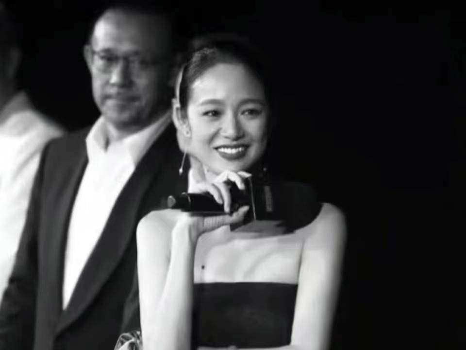 家庭合影被曝光,姜文基因太强大,两个儿子长相随他_周韵_电影_老婆