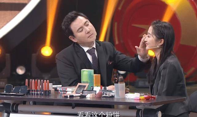 关晓彤卖货,大喊李佳琪名句:买它买它买它,看到嘉宾是谁,懂了_薇娅_腾