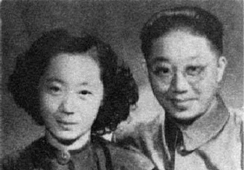 后来,这位才女又嫁给了当时的"茶叶大王"唐季珊,此时的王右家是他的第