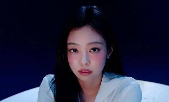 比如说韩国爆火女明星jennie,不知道从什么时候开始,她也不想走之前的