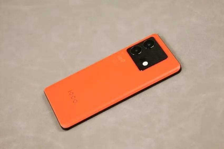 从3299元跌至1898元天玑9200芯片120w闪充性价比不输红米