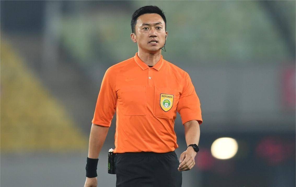 原创女边裁亮相搭档马宁执法海港泰山梁松尚首秀李海新主哨京沪