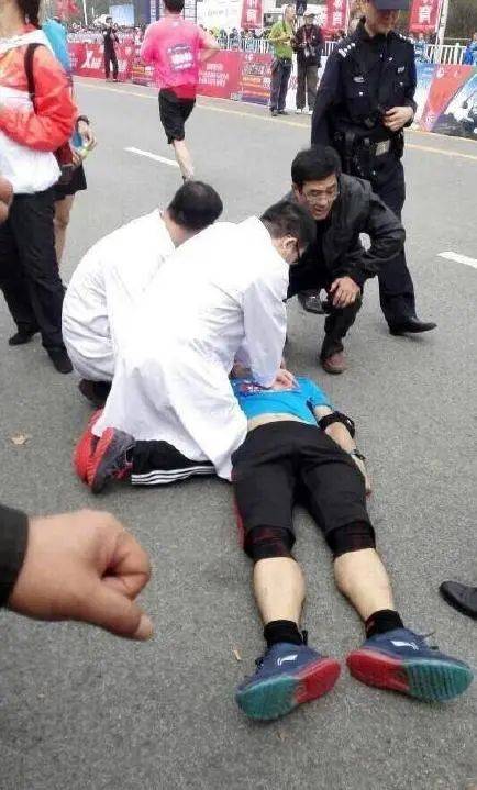 原创男子在床上支小桌子办公一夜险猝死长时间盘腿办公有什么危险