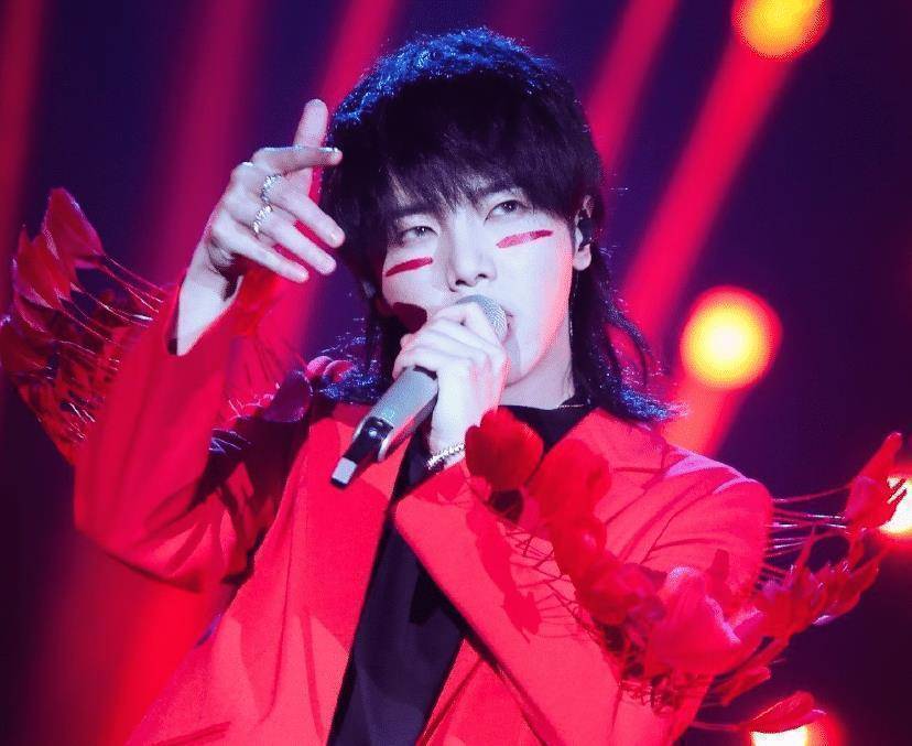 华晨宇火星妆容意外走红在扬起外套的瞬间粉色的少女心在燃烧