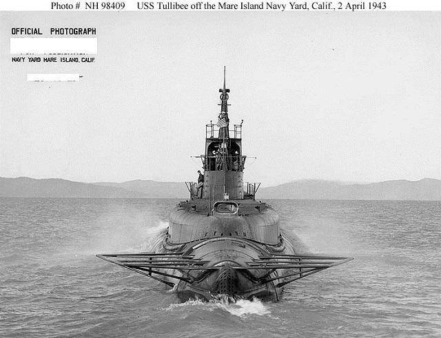 在舰长的命令下,刺尾鱼号大胆地浮出了水面,瞄准那艘受伤的军舰发射