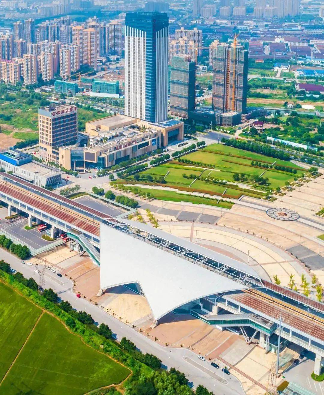 08实景图惠山站立体交通网络优势显著,与沪宁城际铁路,盐泰锡常宜