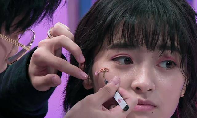 费启鸣贴花瓣一丝不苟网友都看得心动沈月表情泄露了她的心思