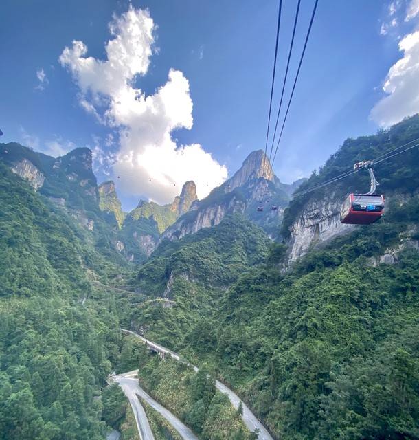 位于张家界市的天门山,以鬼斧神工的自然风景和巧夺天工的人造建筑而