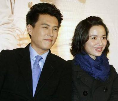 首先,大家应该都知道靳东的妻子是李佳.