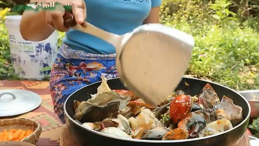 原创美女捉到只5斤的大螃蟹那蟹腿比鸡腿还肥炒着吃太美味
