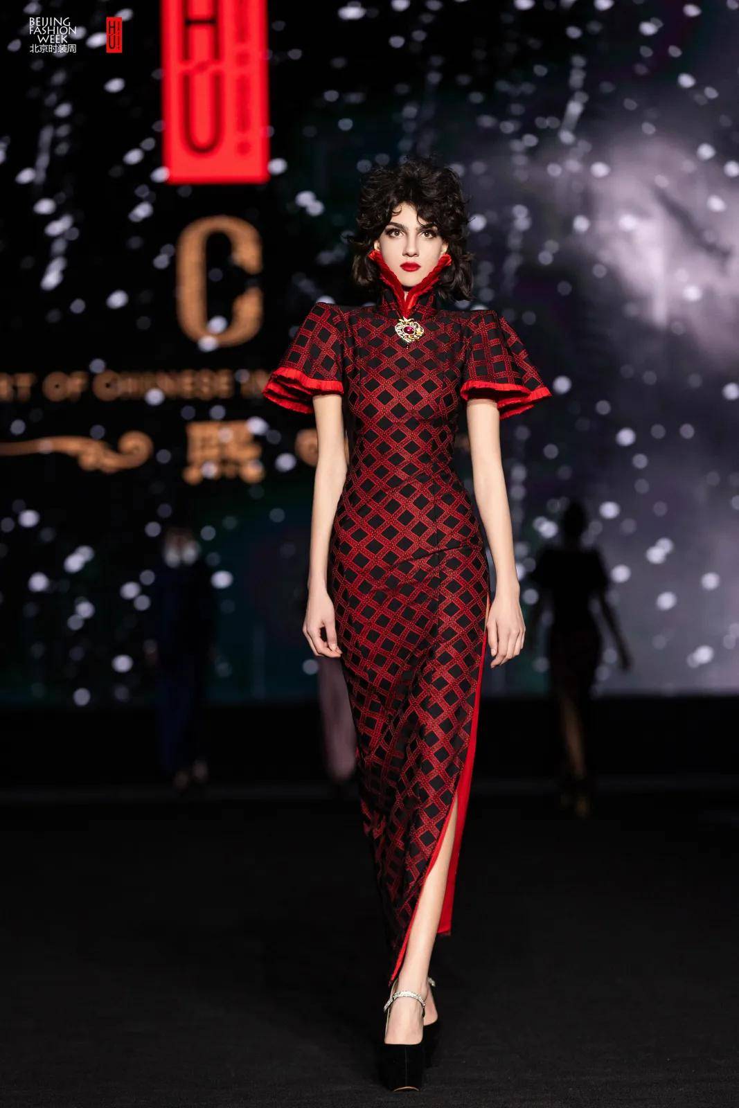 提供全民时尚的情绪价值设计师胡社光的新中式高定旗袍作品再次证明了