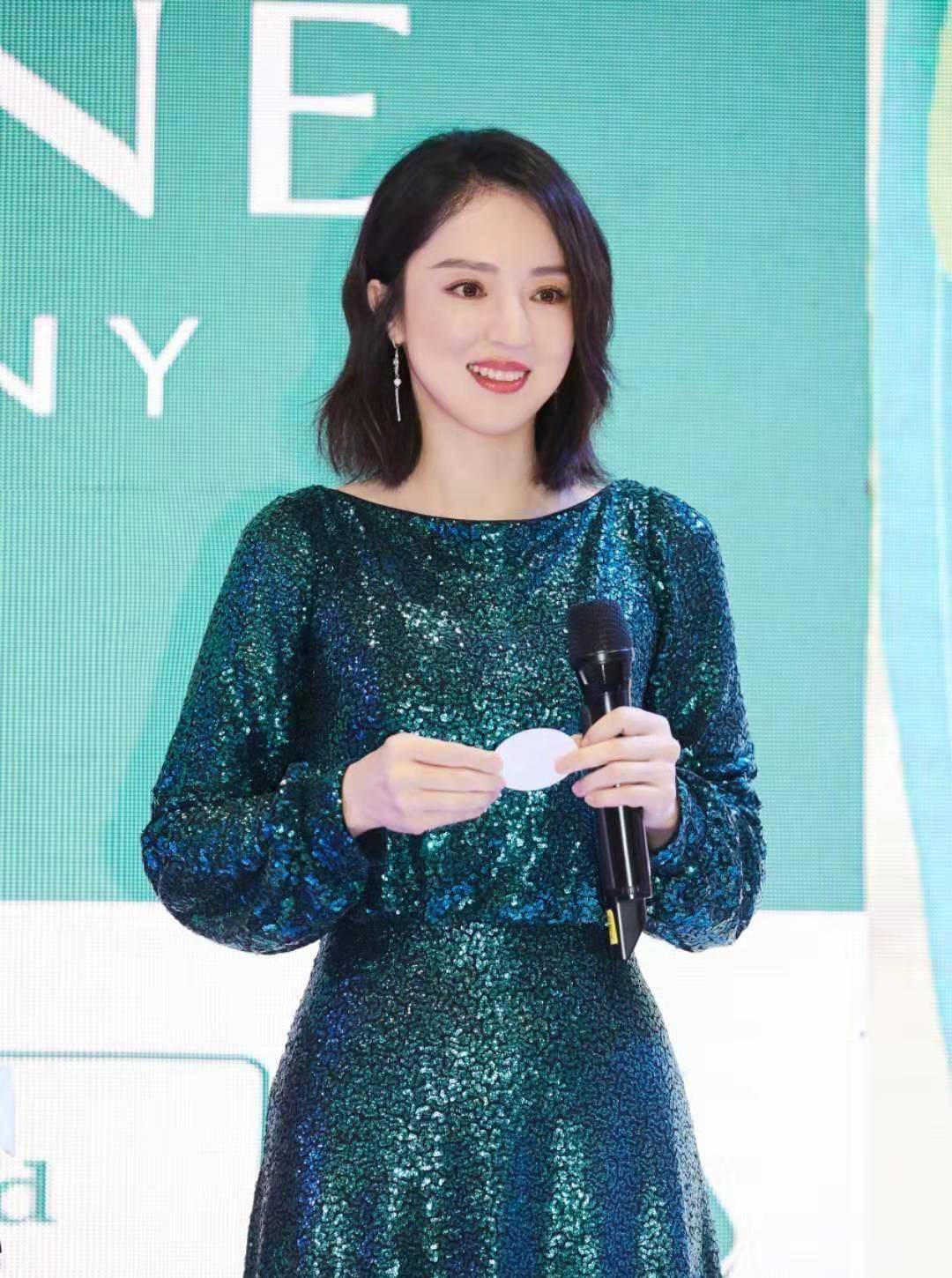 原创董璇近照状态好穿露肩小黑裙白皙肤色太抢眼颜值回春了