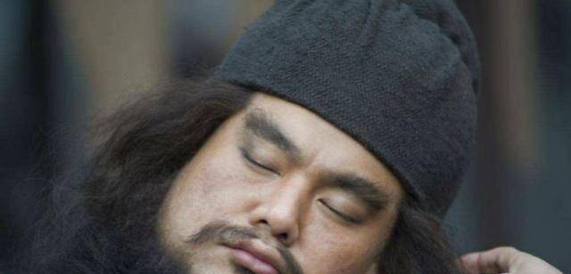 绝大多数观众都认为他饰演的张飞只有粗野鲁莽的一面,却不见"谋略"的