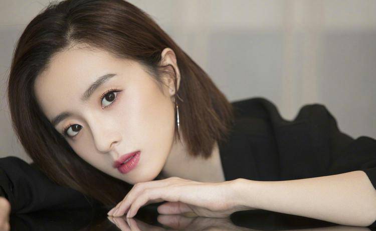 胡冰卿,演了无数女主角,还没火,看她的造型你很容易得到答案