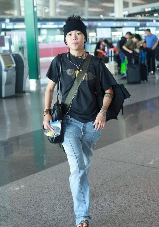 窦靖童短发中性风扮酷,阔腿裤配凉鞋个性十足,王菲基因太强大