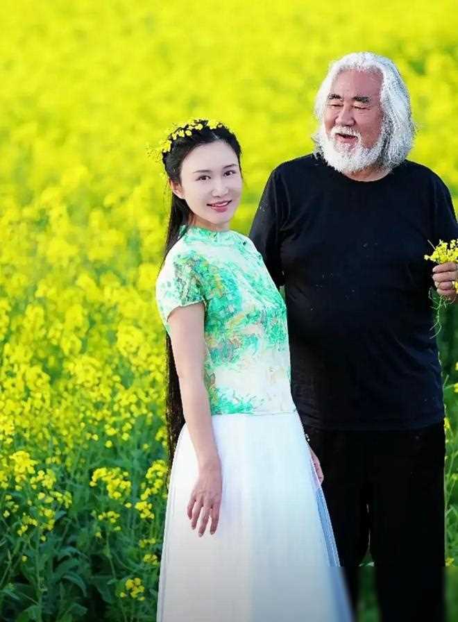 大胡子导演张纪中老婆图片