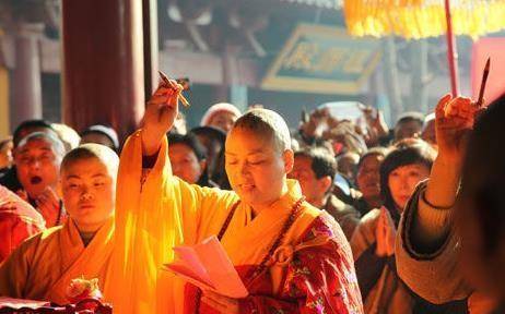 现任主持明道法师在出家前曾是一位漂亮的空姐,还去过日本留学,自己也