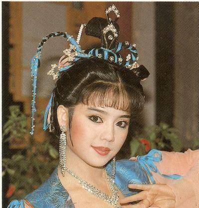 狄莺38岁生下儿子,12岁断奶,15岁分床,这母爱使他难以前行