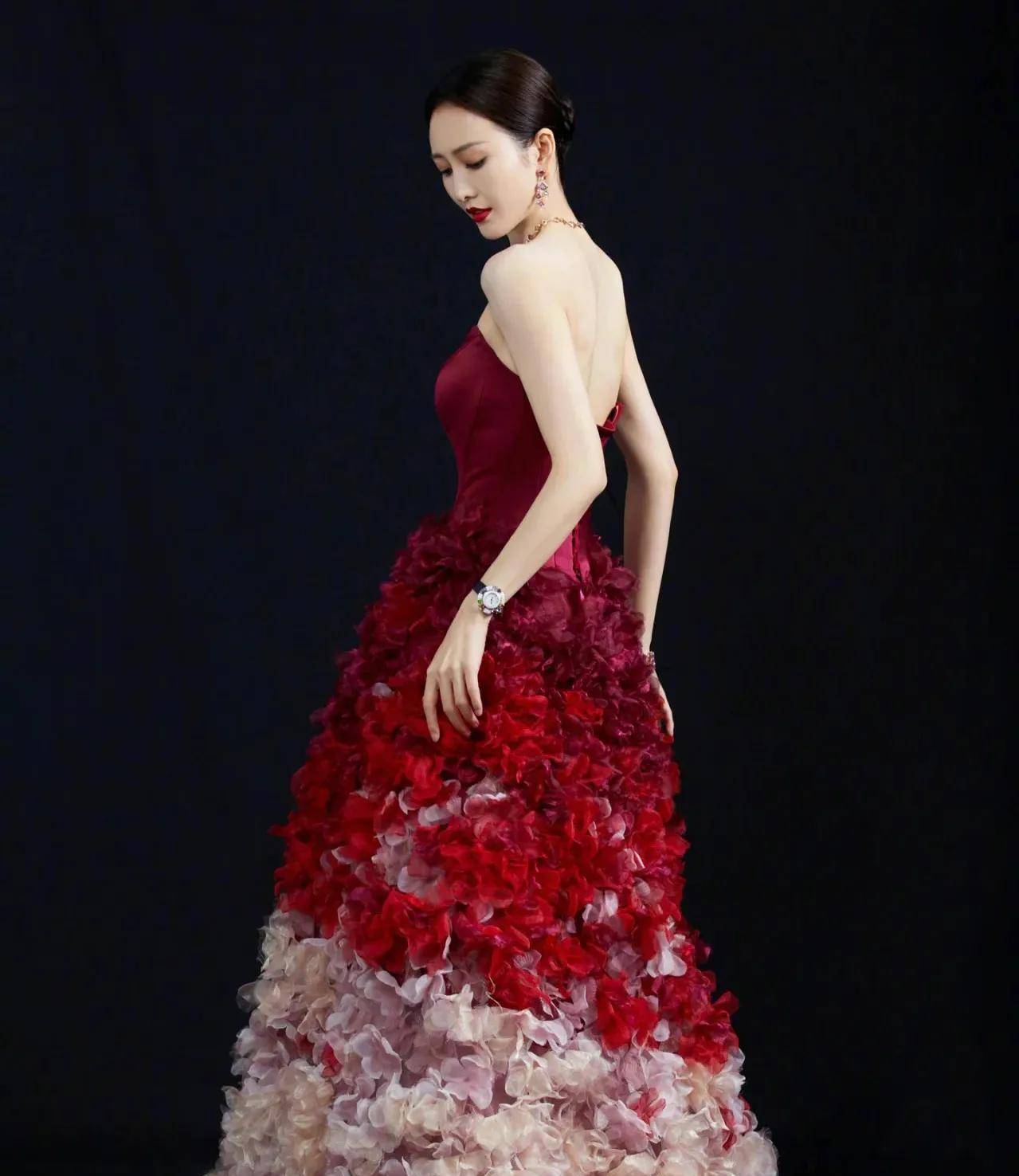 原创玫瑰美人王鸥红色时尚裙尽显艳丽本色身材高挑像美神降临