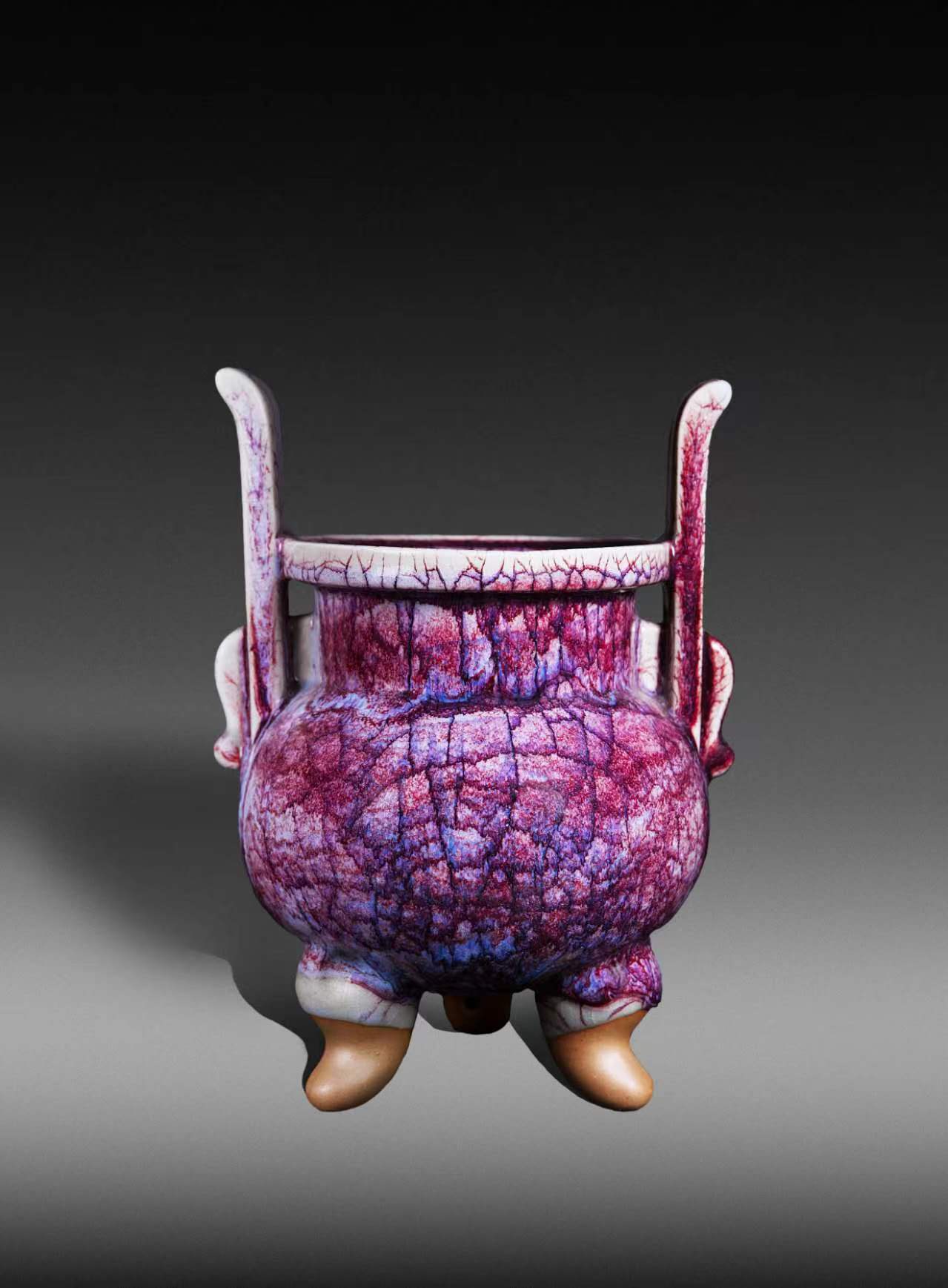 在烧制钧瓷的过程中,张文建从造型,配釉,烧制一直严格遵守传统工艺.