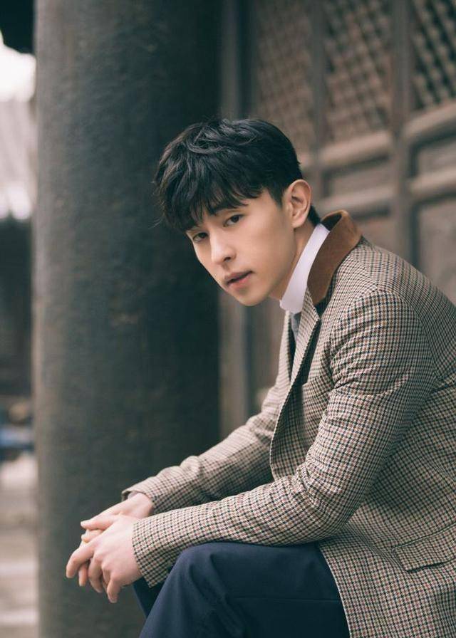 邓伦9万烧饼应援惊人结果应援会甩锅钱给邓伦买包了