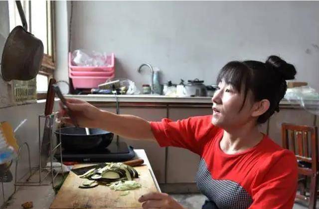 原创山东美女主播爬行生活36年24岁嫁46岁男人现在活成这样