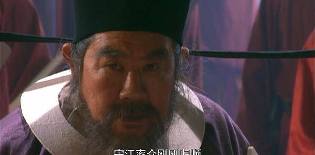 其马县尉一行人,行到五花营堤上田地里……撞着八个大汉,担着一对酒桶
